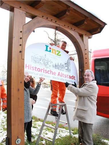 Beim Austausch der Schilder packte jeder mit an.