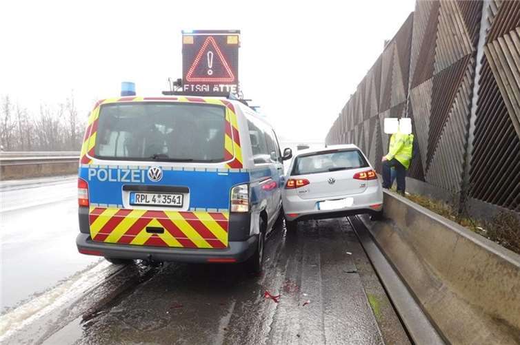 Beim Ausweichmanöver kollidierte eine Fahrerin mit einem Polizeifahrzeug.