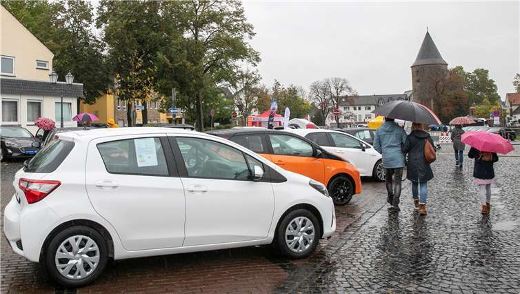Beim Autosonntag „Rund ums Auto“ auf den Rheinbacher Wällen war der Regenschirm eines der wichtigsten Utensilien. Fotos: JOST