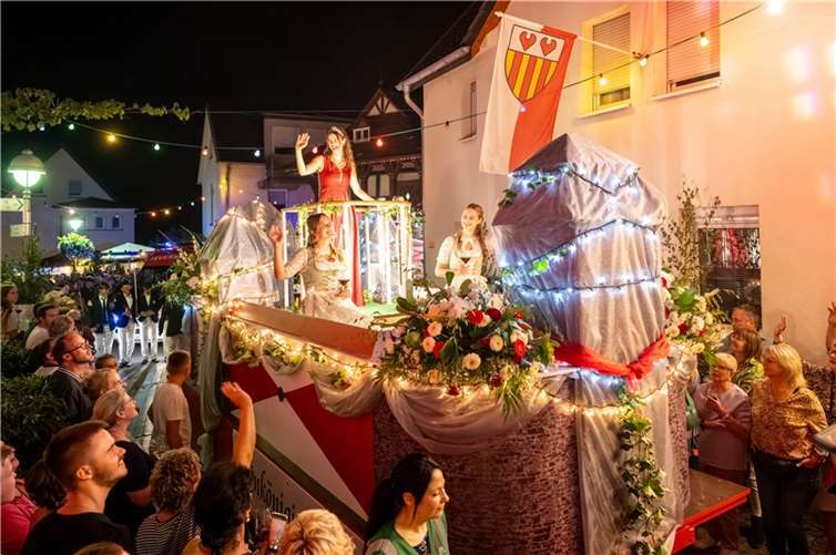 Beim Bachemer Weinfest „FestiWein“ ist der Weinlesezug der 10.000 Lichter ein Höhepunkt.  Copyright: Dominik Ketz