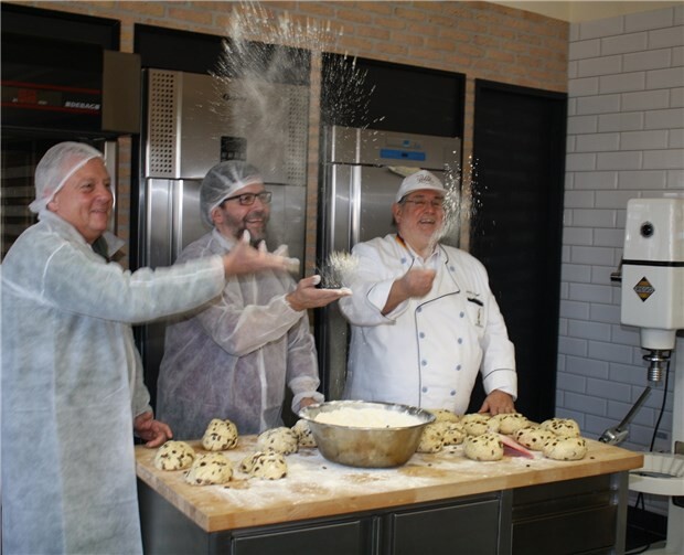 Beim Backen der süßen Winzerstollen legten Bürgermeister Lambertz und Oberstleutnant Schneider selbst mit Hand an.