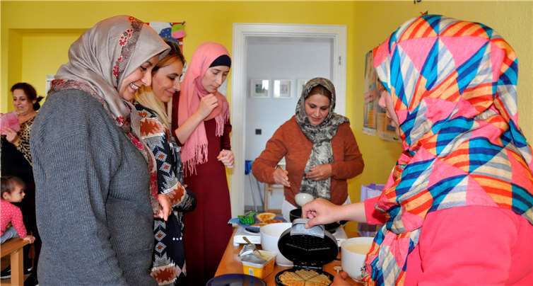 Beim Backen machte es gleich noch mehr Spaß die deutsche Sprache zu lernen. Foto: privat