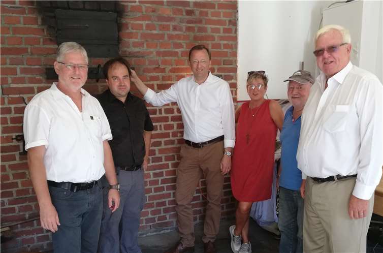 Beim Backesfest: v.re. Dr. Michael Fuchs, Richard Nikolai („Altmeister“ im Backes), Sandra Oster (Mitarbeitern im Abgeordnetenbüro), MdB Josef Oster, Jens Nikolai („Junior-Chef“ im Backes), Peter Scheidweiler (Vorsitzender CDU OV Macken).Quelle: CDU Macken