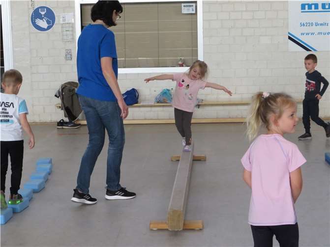 Beim Balancieren mussten die Kids über eine „schmale Hängebrücke“ gehen.