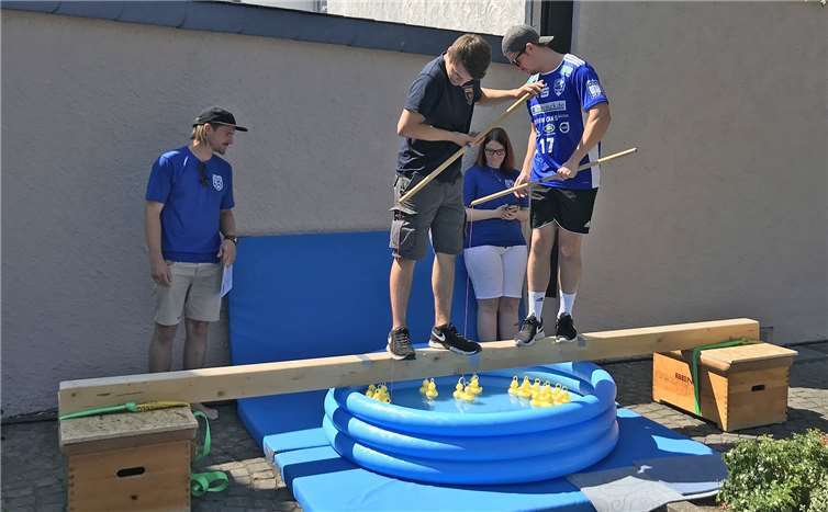 Beim Balkenangeln war Geschicklichkeit gefragt.