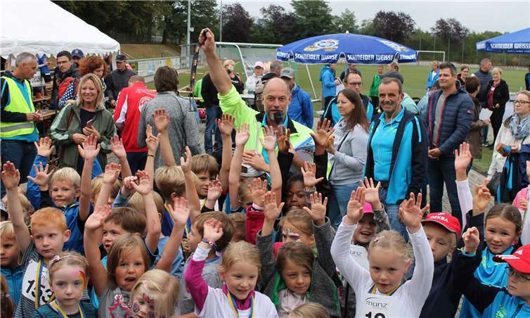 Beim Bambini- und Schülerlauf gab es bei der anschließenden Siegerehrung nur Gewinner, denn alle Kinder erhielten eine Urkunde, eine Medaille und tolle Sachpreise.Fotos: privat