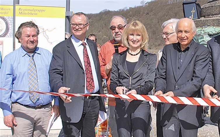 Beim Banddurchtrennen gab es nur fröhliche Gesichter: Unter ihnen Projektleiter Franz Blaeser, Bürgermeisterin Marie-Theres Hammes-Rosenstein und der Beigeordnete des Landkreises Mayen-Koblenz, Bernhard Mauel. US
