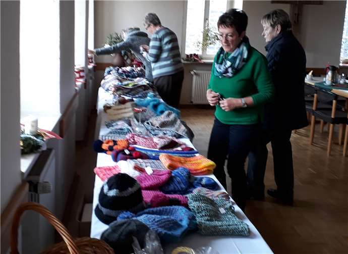 Beim Basar der kfd konnte man schon das eine oder andere passende Geschenk für Nikolaus und Weihnachten erstehen.