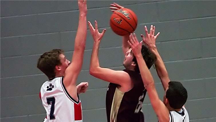 Beim Basketball wird versucht, den Ball möglichst oft von oben in den gegnerischen Korb zu werfen und gleichzeitig die gegnerische Mannschaft vom Punkten abzuhalten.Foto: privat