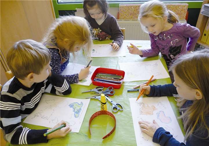 Beim Basteln, Malen und Lesen erfuhren die Kinder viel Wissenswertes über die verschiedenen Kontinente. privat