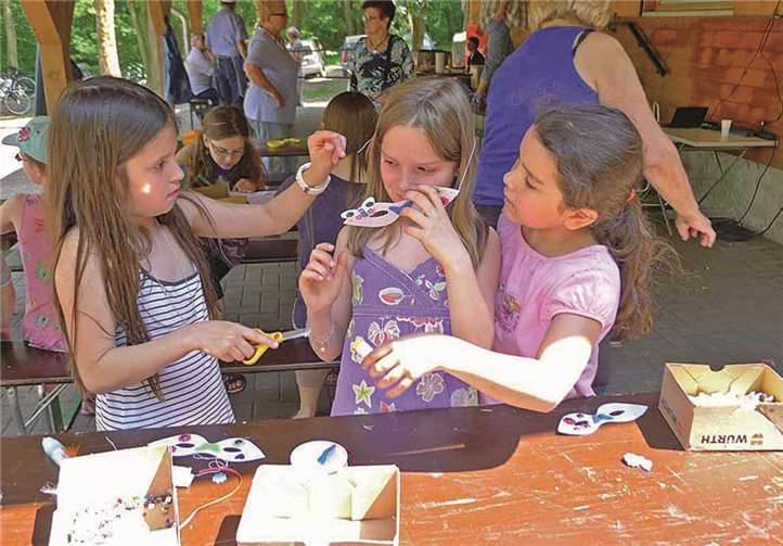 Beim Basteln mit Schere und Kleber hatten die Kinder viel Freude. Heinz-Günther Mallmann