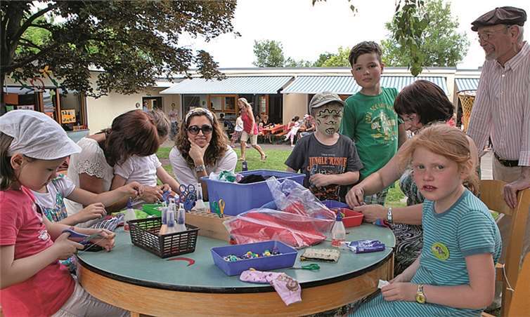 Beim Basteln vergnügten sich Kinder und Erwachsene beim Jubiläumsfest des Kindergartens St. Katharina Lantershofen. -VJ-