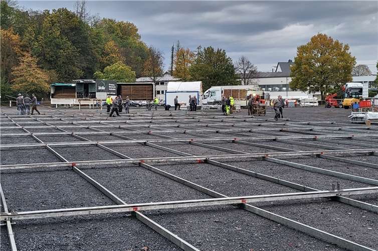 Beim Bauhof der Stadt Montabaur arbeiten alle Hand in Hand – im wörtlichen Sinne. Im Herbst wird alljährlich das große Bierzelt für das Oktoberfest auf der Eichwiese aufgestellt. Dann ist fast das ganze Team im Einsatz.  Foto: Stadt Montabaur/Bauhof