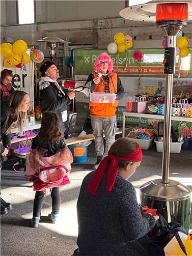 Beim Benefiz-Karneval in der Halle der Firma Stein-Tec Robert konnten die Kinder eine Zeit voller Spaß und Freude erleben.
