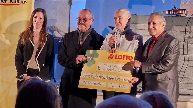 Beim Benefizkonzert zu Beginn des zweitägigen Weihnachtstreffs zu Gunsten sozialer Projekte der Kesselheimer Vereine wurde ein Spendenscheck von 9.000 Euro überreicht. Mit diesem Ergebnis hatte keiner gerechnet, umso dankbarer war der Vorsitzende des Ortsvereinsringes Hermann-Josef Bretz (Mitte) bei der Scheckübergabe von Monika Sauer, Mitglied der Lotto RLP-Gesellschafterversammlung und Präsidentin des Sportbundes Rheinland und der Mitarbeiterin von Lotto Christine Perne (links im Bild), sowie Django Reinhardt (r.).