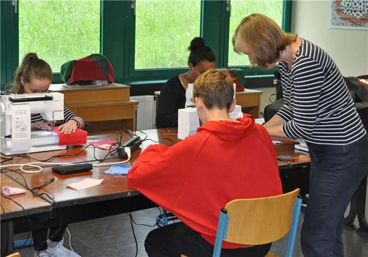 Beim Berufsfelderkundungstag kamen die Achtklässler der drei weiterführenden Schulen auch mit Nähmaschinen und Textilgestaltung in Kontakt.Foto: Stadt Meckenheim