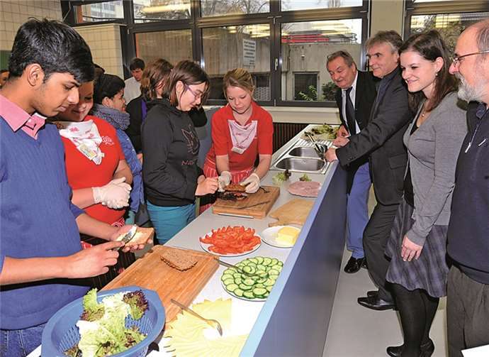 Beim Berufsorientierungstag in der St. Thomas Realschule plus lernten die Schülerinnen und Schüler unter anderem, dass es gar nicht so einfach ist, ein korrekt belegtes Brötchen für den Verkauf in einer Bäckerei herzustellen. Stadtverwaltung/Maurer