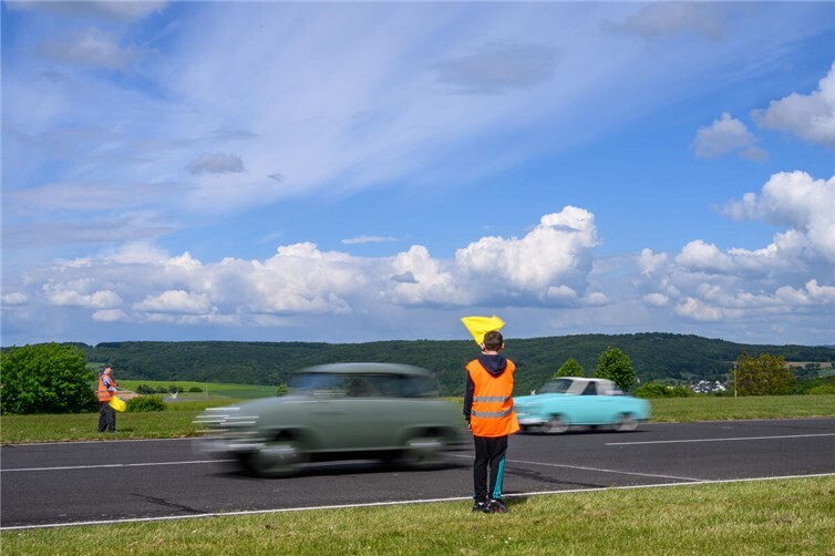 Beim Beschleunigungsrennen auf der Landebahn konnten die Autos zeigen, was auch heute noch in ihnen steckt.