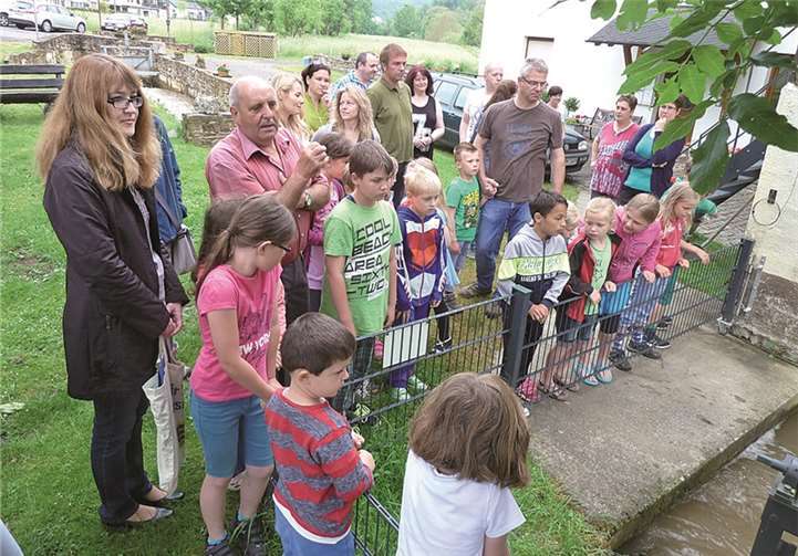 Beim Besichtigen des Mühlrads kam ein kräftiges Gewitter der Vornacht sehr gelegen.