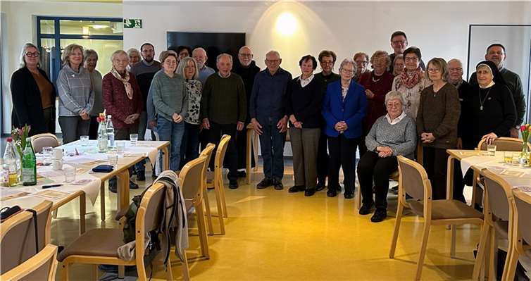 Beim Besinnungstag im Caritas-Altenzentrum Haus Helena in Hachenburg gingen die Teilnehmenden gemeinsam mit Pater Guido Dupont OCist der Frage nach: „Wie heute glauben?“.  Foto: Caritasverband Westerwald-Rhein-Lahn/Rainer Lehmler