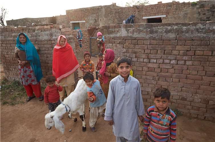 Beim Besuch bei den Ziegeleiarbeitern wird schnell klar: Den Teufelskreis ihrer Abhängigkeit zu durchbrechen ist kaum möglich.