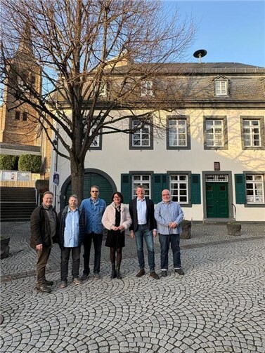 Beim Besuch der CDU-Landtagsabgeordneten Petra Schneider im Herzen von Bad Bodendorf wurde eines deutlich: Der Stadtteil darf beim Glasfaserausbau nicht weiter abgehängt werden. Foto: privat