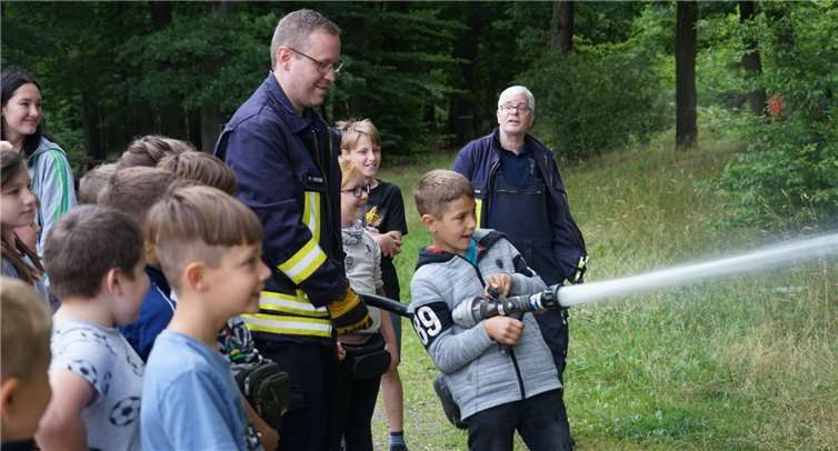 Beim Besuch der Feuerwehr durften die Kinderauch einmal selbst mit dem Schlauch in den Wald spritzen. Fotos: privat