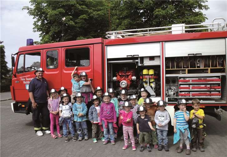 Beim Besuch der Feuerwehr konnten die Kinder das Feuerwehrauto erkunden.privat