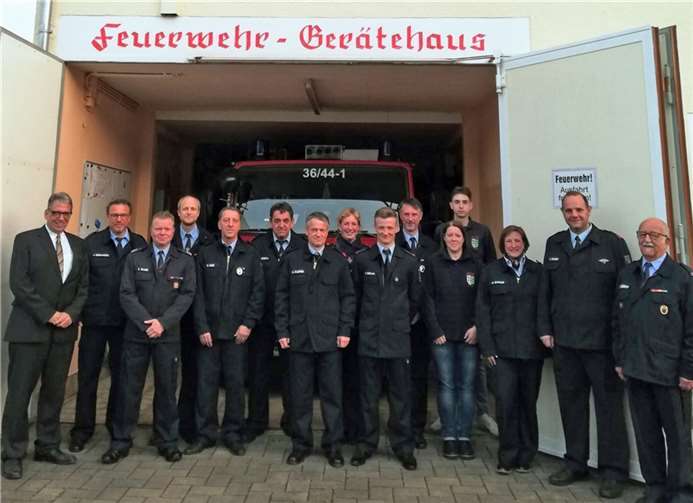 Beim Besuch der Freiwilligen Feuerwehr in Hübingen konnte Andree Stein (links), Erster Beigeordneter und Brandschutzdezernent der VG Montabaur, zwei Verpflichtungen und eine Beförderung vornehmen. Foto: privat