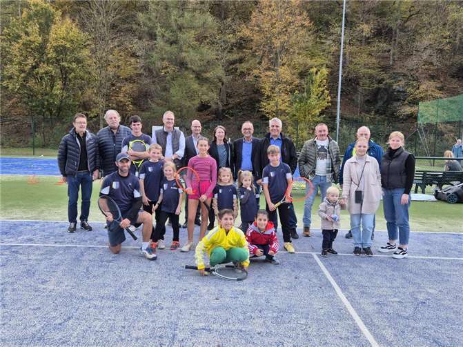 Beim Besuch der Tennisabteilung des SV Altenahr in Ahrbrück. Foto: SV Altenahr