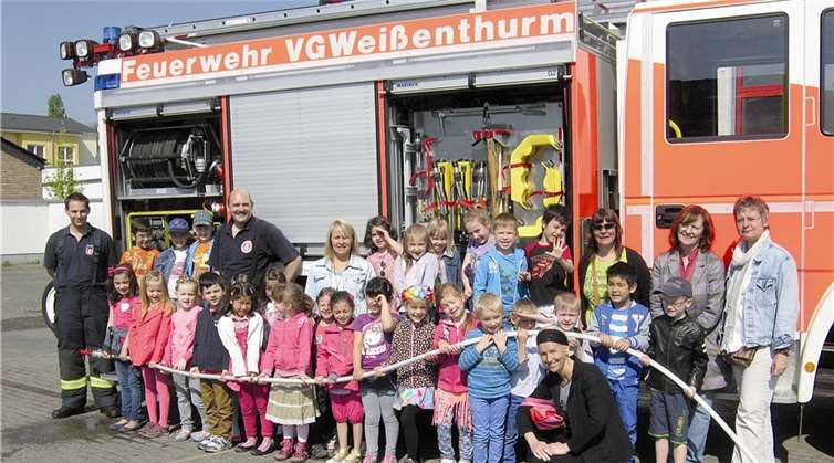 Beim Besuch der Weißenthurmer Feuerwehr gab es jede Menge Interessantes für die Kinder der Kindertagesstätte St. Raphael zu sehen. privat