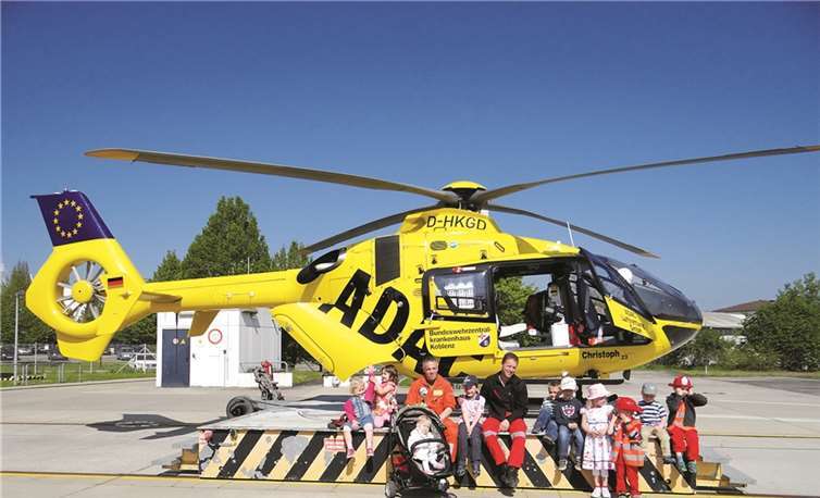 Beim Besuch des ADAC-Rettungshubschraubers beim Bundeswehrzentralkrankenhaus in Koblenz verbrachten zehn Kinder der Kita Schillerstraße Mülheim-Kärlich einige interessante und aufregende Stunden. privat