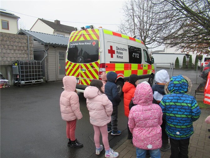 Beim Besuch des Deutschen Roten Kreuzes durften die Vorschulkinder das Einsatzfahrzeug aus nächster Nähe erkunden und erhielten spannende Einblicke in die Arbeit der Rettungskräfte.