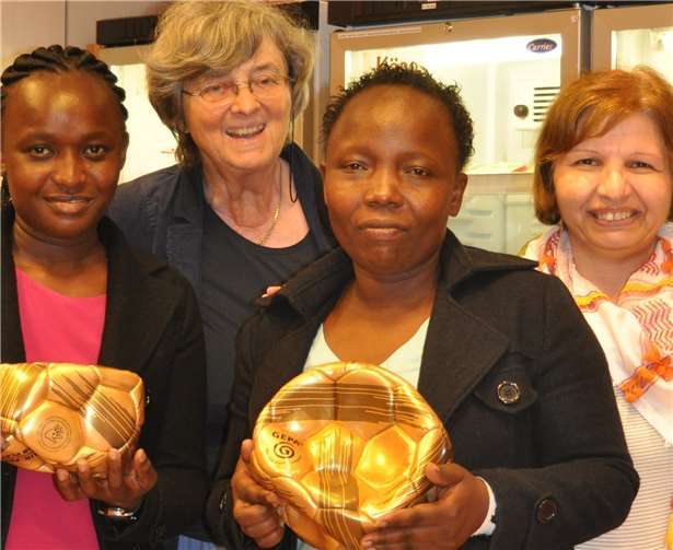 Beim Besuch des Eine-Welt-Ladens überreichte Mitarbeiterin Doris Jonas (2.v.l.) zwei goldene Fußbälle an die Sportlerinnen. Copyright: SOLWODI