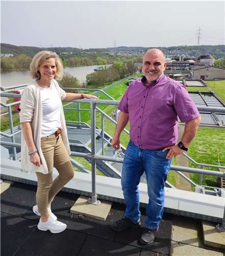 Beim Besuch des Klärwerks zeigt Betriebsleiter Christian Börder das Pilotprojekt SusTreat, das von der EU ko-finanziert wurde und die Möglichkeit von Energiegewinnung durch Klärschlamm austestet. Foto: privat