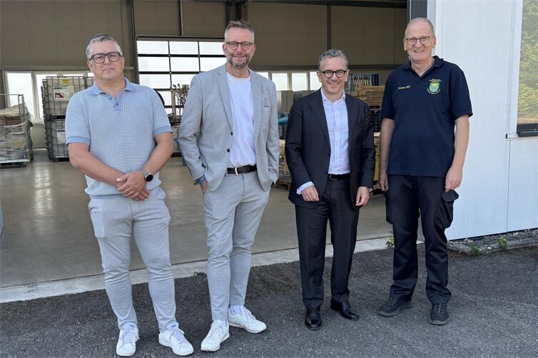 Beim Besuch des künftigen Katastrophenschutzzentrums in Mendig informierte sich Thorsten Rudolph (2. von rechts) bei Landrat Marko Boos (2. von links), Brand- und Katastrophenschutzinspekteur Rainer Nell (rechts) und Carsten Hummes (links) über die künftigen Strukturen des Zivil- und Katastrophenschutzes im Landkreis Mayen-Koblenz.