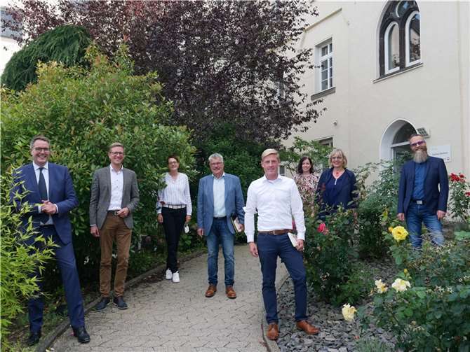 Beim Besuch im Caritas Zentrum (von links): Alexander Schweitzer, Thomas Buckler, Janine Schwall, Hans PeterAmmel, Christoph Schmitt, Stephanie Pohl, Klaudia Racke-Hackenbruch, Guido Weber.Foto: Caritas Zentrum, Mendig