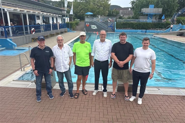 Beim Besuch im Freibad Linz anlässlich der Sommeraktion der Wirtgen Stiftungen (von links): Helmut Hecking, Wirtgen Stiftungen, Michael Schneider, Beigeordneter der Stadt Linz am Rhein, Bademeister Axel Neumann, Stadtbürgermeister Helmut Muthers, Betriebsleiter Thomas Bodenlos und Daniel Wichmann, Stiftungsleiter.
