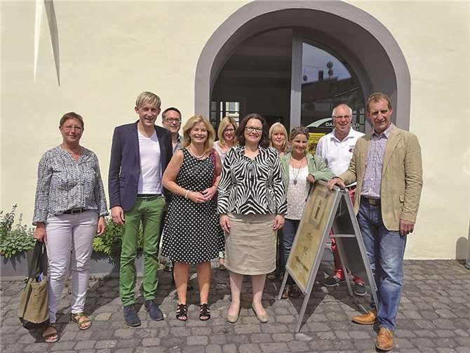 Beim Besuch in Münstermaifeld besuchte Andrea Nahles (Mitte) die „Alte Probstei“. privat