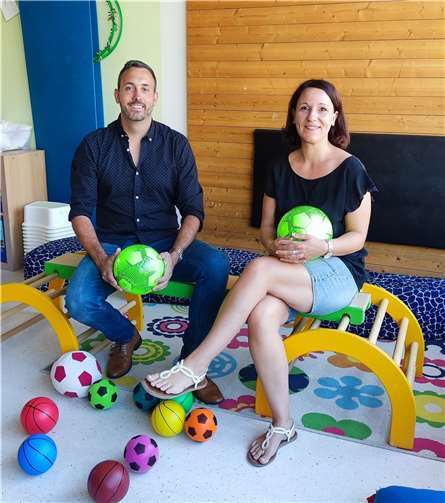 Beim Besuch in der Kita St Stephan spendierte Christian Greiner im Namen der FWG den Kindern eine Runde neue Bälle. Im Anschluss an die Überraschung berichtete Kita Leiterin Carolin Müller über die pädagogische Arbeit der Einrichtung. Foto: FWG Andernach e.V.