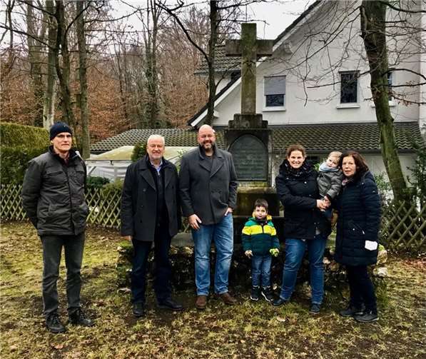 Beim Besuch von Familie Clouth in Rheinbreitbach durfte die Besichtigung des „Clouthe Kreuz“ natürlich nicht fehlen.  Foto: privat