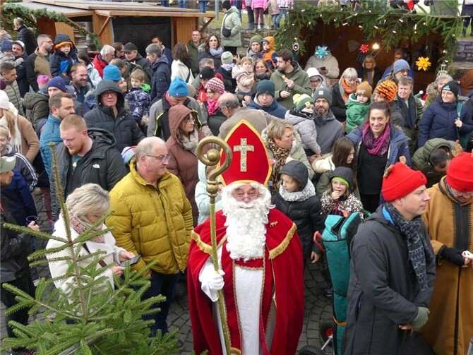 Beim Besuch von St. Nikolaus präsentierte sich der Escher Weihnachtsmarkt proppenvoll mit erwartungsfreudigen Besuchern. Fotos: TE