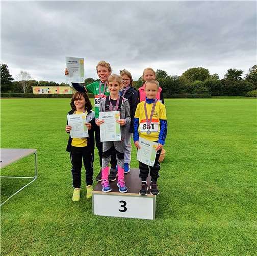 Beim Bezirkssportfest der Kinderleichtathleten kam das Team aus Waldbreitbach auf Platz 3. Fotos: privat