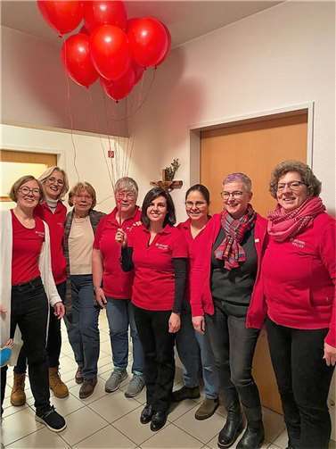 Beim Bilderbuchkino „Luftpost für den Weihnachtsmann“ passten die Luftballons ausgezeichnet zu der roten Teamkleidung! Quellen: KÖB St. Margaretha Holler/Untershausen