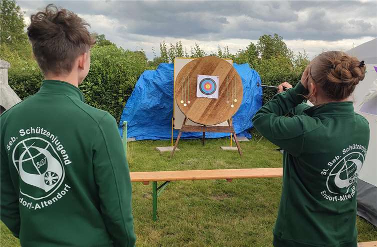 Beim Blasrohrschießen konnten sich die besucher in zwei Klassen (bis 12 und ab 13 Jahre) messen.
