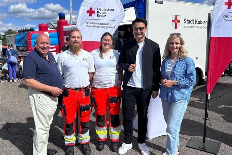 Beim Blaulichttag in Koblenz: Der Vorsitzende des DRK-Bezirksverbandes Koblenz, Leo Biewer (links), CDU-Kreisvorsitzender und Landtagsabgeordneter Philip Rünz (2. v. r.) und Kreisvorstandsmitglied Alicia König (rechts) im Gespräch mit zwei Einsatzkräften des DRK-Rettungsdienstes Rhein-Mosel-Eifel.