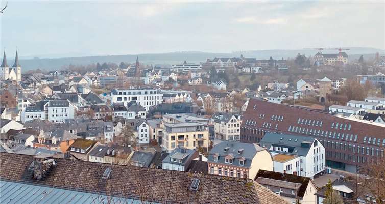 Beim Blick vom Schloss auf die Innenstadt kann man gut erkennen, wie sich das neue Verbandsgemeindehaus ins Stadtbild einfügt. Es ist mit rund 38,5 Mio. Euro das größte Einzelprojekt im Investitionsprogramm der VG Montabaur.  Foto: VG Montabaur / Christina Weiß
