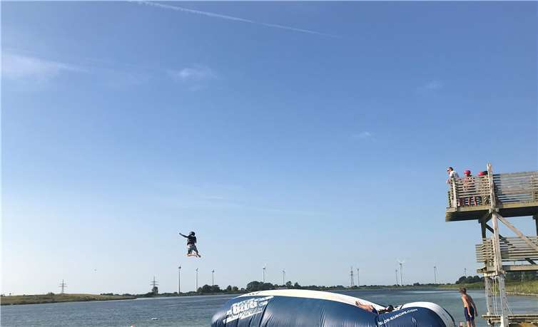 Beim „Blobbing“ flogen die Teilnehmer in hohem Bogen ins Wasser.