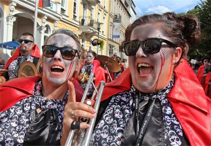 Beim Blumenkorso 2015 war der Musikverein „Gugge mer ma“ eigentlich gruselig unterwegs. Eigentlich….Willi Willig