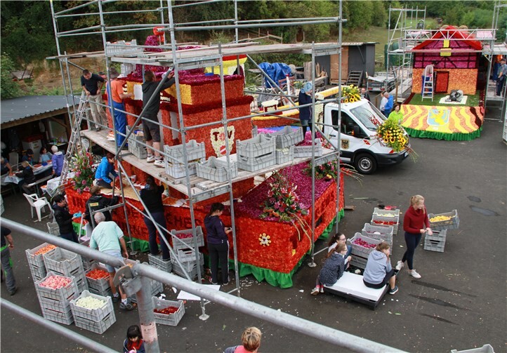 Beim Blumenstecken war jede Menge zu tun.